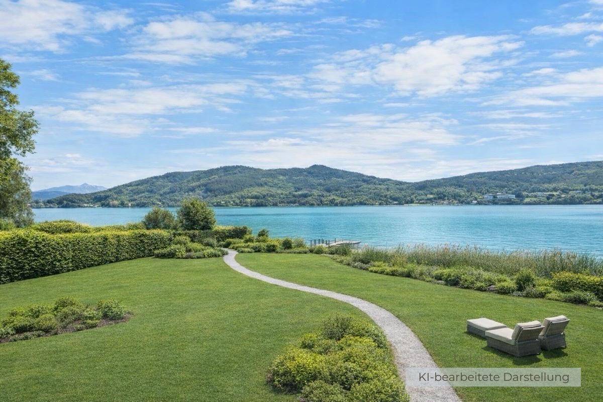 Ein gepflegter Gartenbereich mit Liegestühlen bietet einen weiten Blick über den See und die umliegende Landschaft.