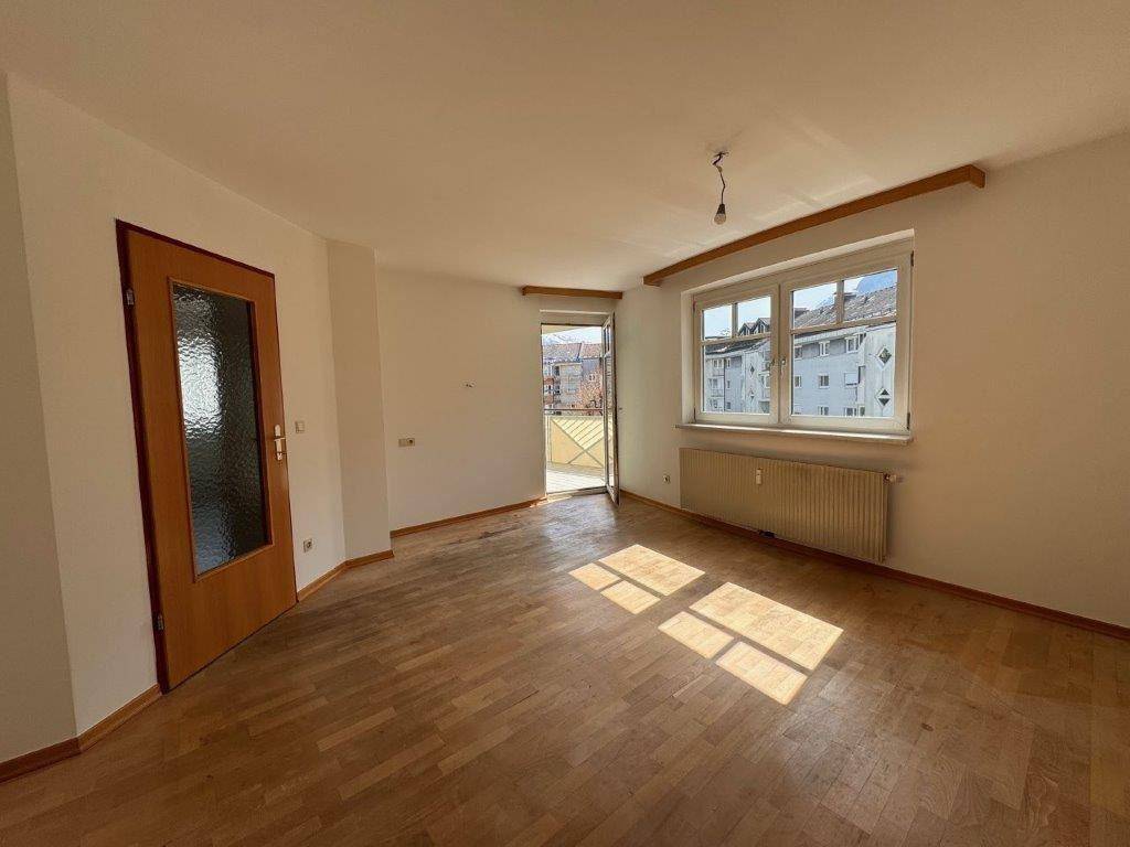 Wohnzimmer mit Zugang Balkon Bild 2