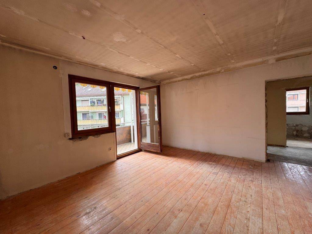 Wohnraum mit Zugang zum Balkon