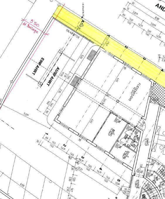 Übersichtsplan des Grundstücks mit Gebäude, Einfahrt und angrenzenden Bereichen, inklusive weiterer Details.