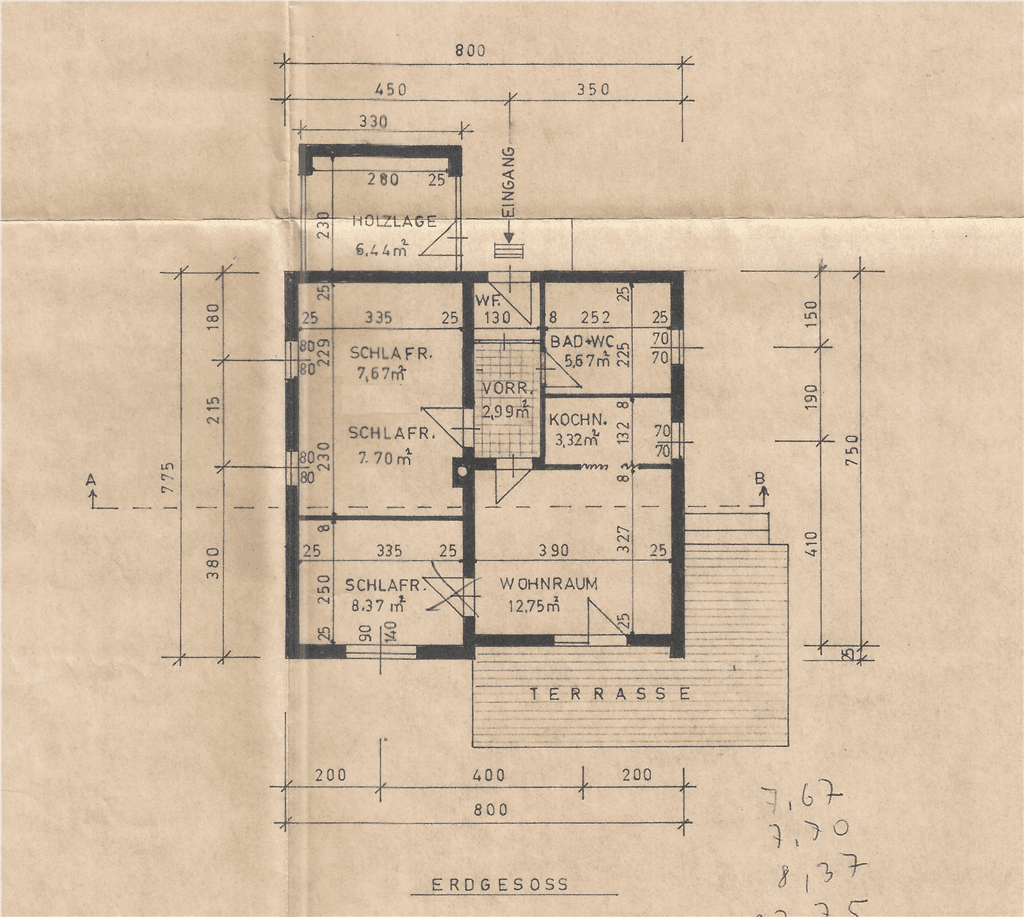 Grundriss des Erdgeschosses mit Schlafzimmern, Bad, Küche, Wohnraum und Terrasse.