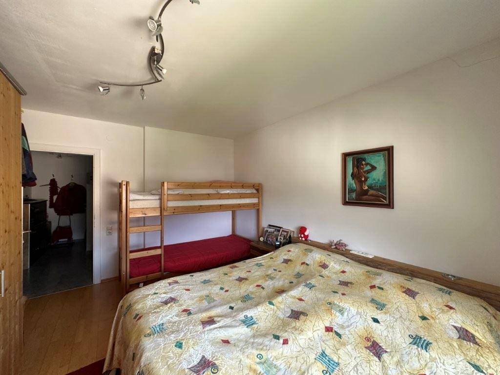 Schlafzimmer mit Doppelbett und Etagenbett, ideal für Familien.