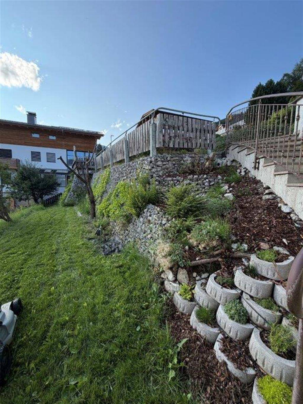Aufgang vom Garten zum Weg