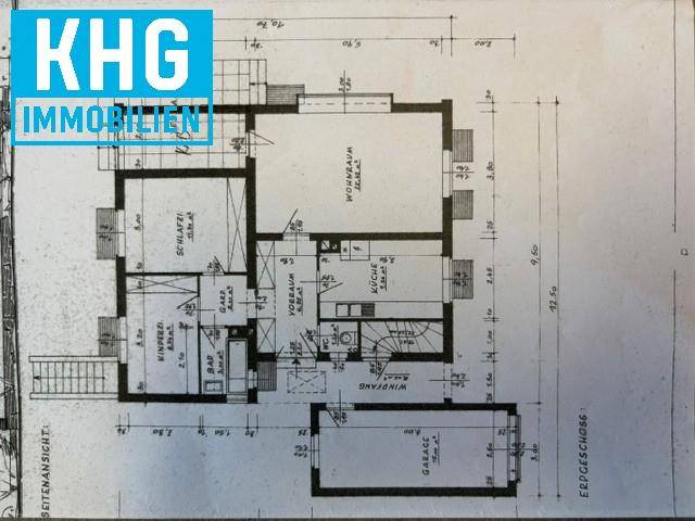 Schwarz-Weiß-Grundriss des Erdgeschosses mit Wohnraum, Küche, zwei Schlafzimmern, Bad, separatem WC und Garage.
