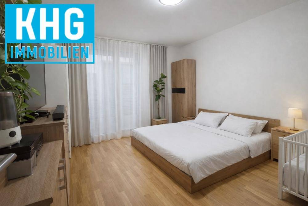 Geräumiges Schlafzimmer mit Doppelbett, Holzmöbeln und viel Tageslicht.