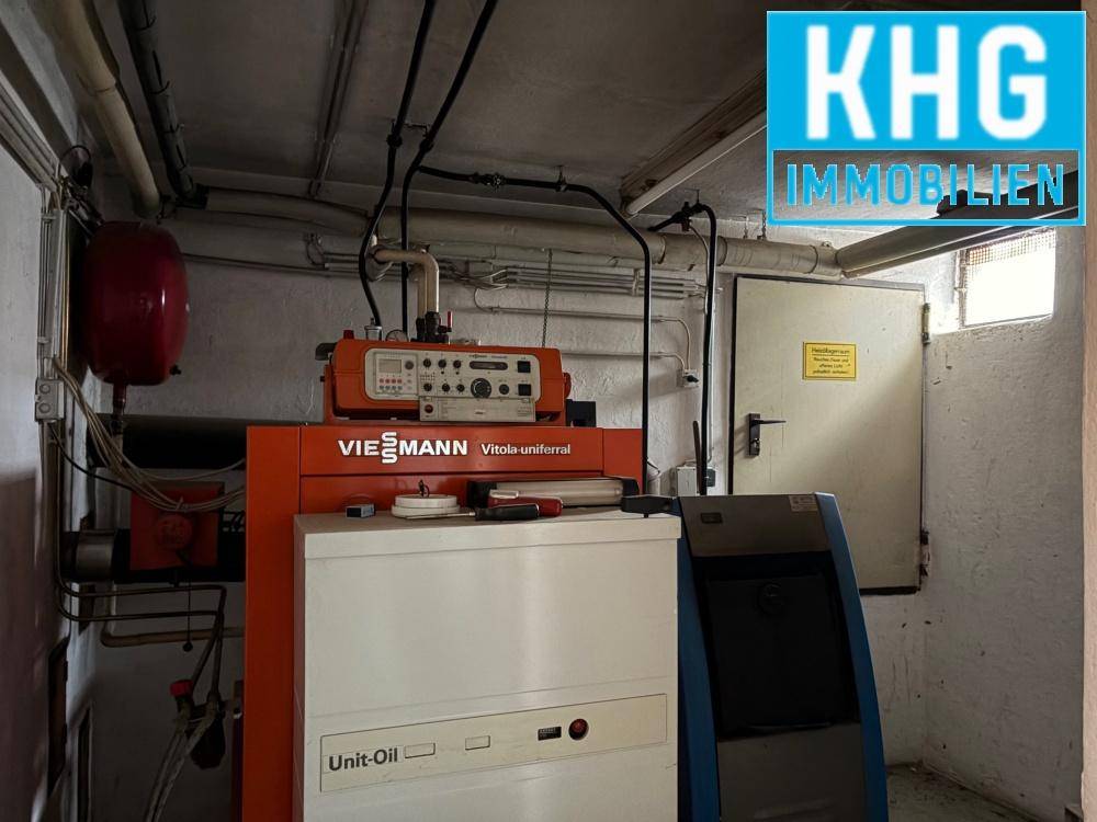 Heizungsraum im Keller mit Viessmann Ölheizung und Warmwasserspeicher.