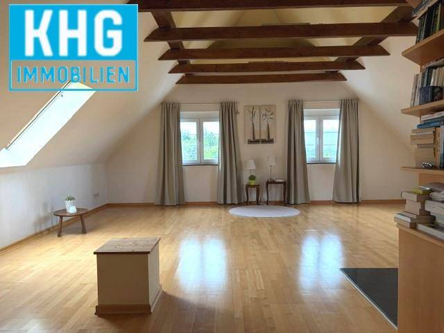 Geräumiger Dachbodenraum mit Holzbalken, Holzboden und Dachfenster, vielseitig nutzbar.