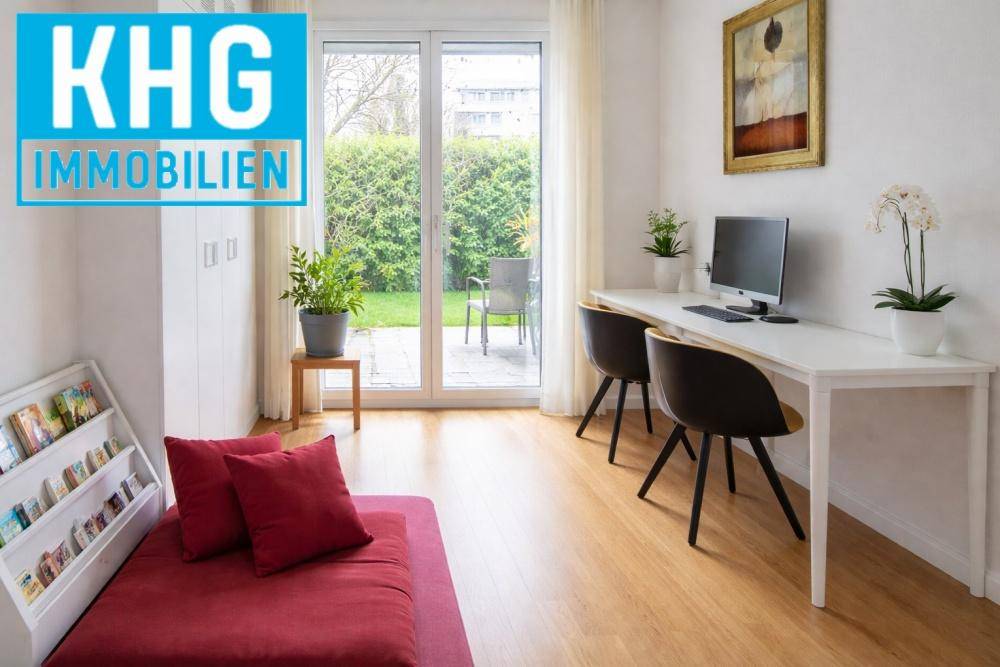 Helles Arbeitszimmer mit Schreibtisch, Stühlen und Zugang zum Garten.
