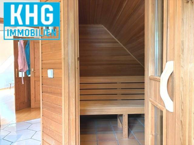 Gemütliche Holzsauna mit Bänken und Fliesenboden, ideal zur Entspannung.