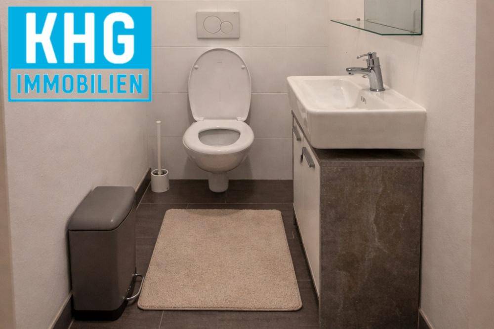Kleines Gäste-WC mit wandhängendem WC und modernem Waschbecken.