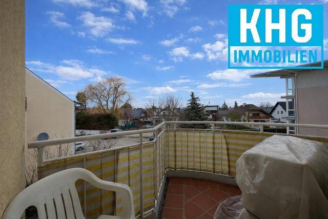 Balkon mit Terrakotta-Fliesen, Sitzgelegenheit und Blick auf die Umgebung.