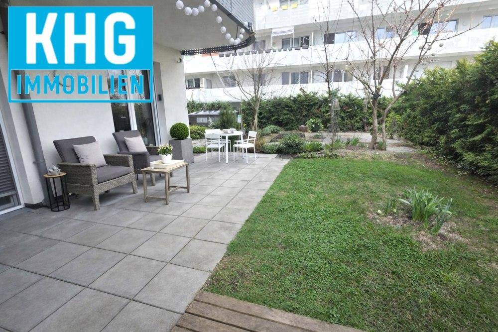 Möblierte Terrasse mit Sitzgelegenheiten und Blick auf den Gartenbereich.