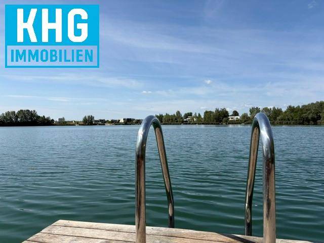 Detailansicht des Holzstegs mit robusten Metallhandläufen, die ins erfrischende Seewasser führen.