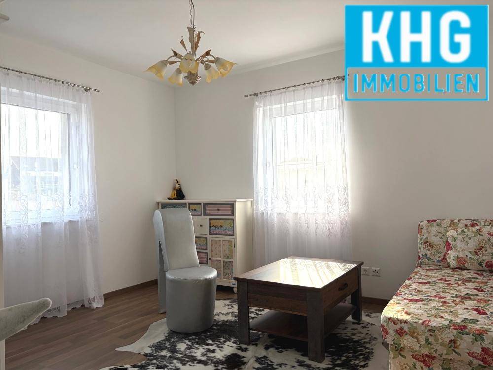Helles Zimmer mit Fenster, Holzboden und vielseitiger Nutzungsmöglichkeit.