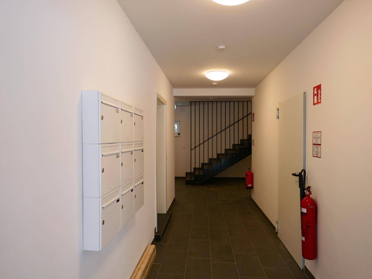 Eingangsbereich mit Briefkästen, Fliesenboden und Zugang zum Treppenhaus.