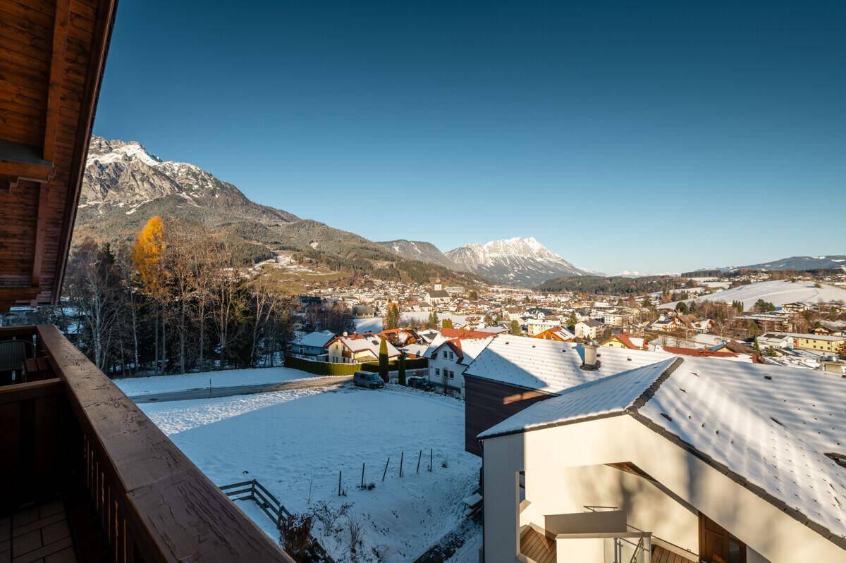 Balkon mit Bergblick und verschneiter Landschaft, ideal zum Entspannen im Freien.