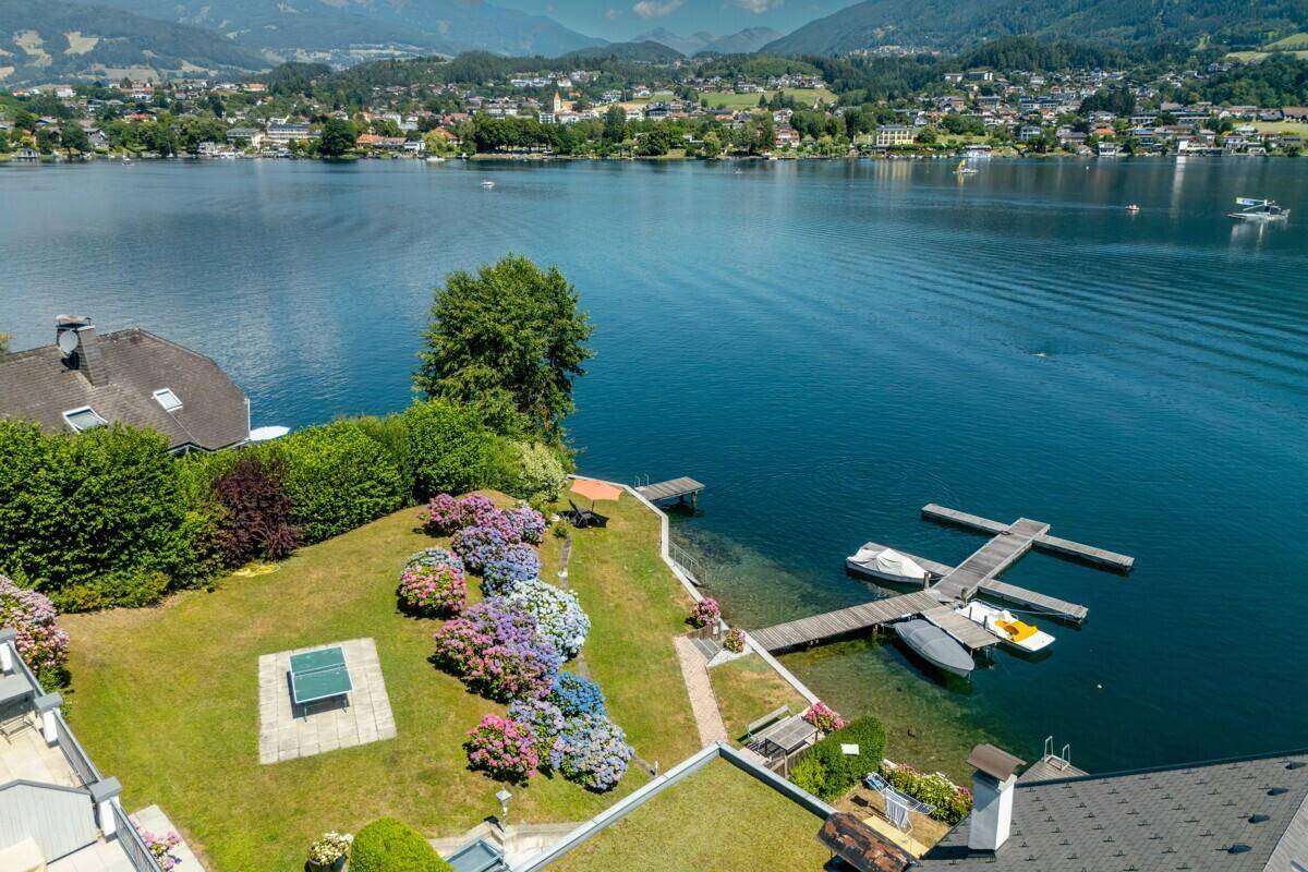 Luftaufnahme des Gartens mit Tischtennisplatte und direktem Zugang zum See.