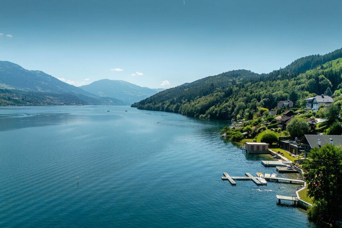 Atemberaubender Ausblick auf den See und die umliegende Naturlandschaft mit Bergen.