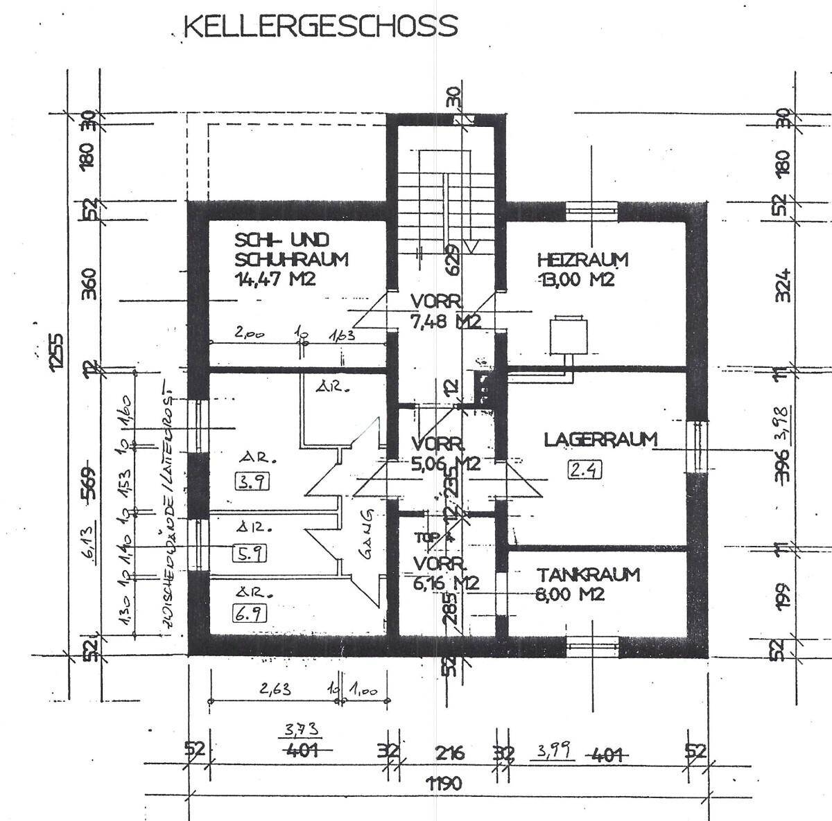 Grundriss des Kellergeschosses mit verschiedenen Lagerräumen, Heizraum und Tankraum.