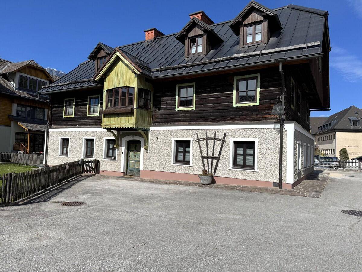 Charmantes traditionelles Haus mit Holzelementen und gepflegter Fassade.