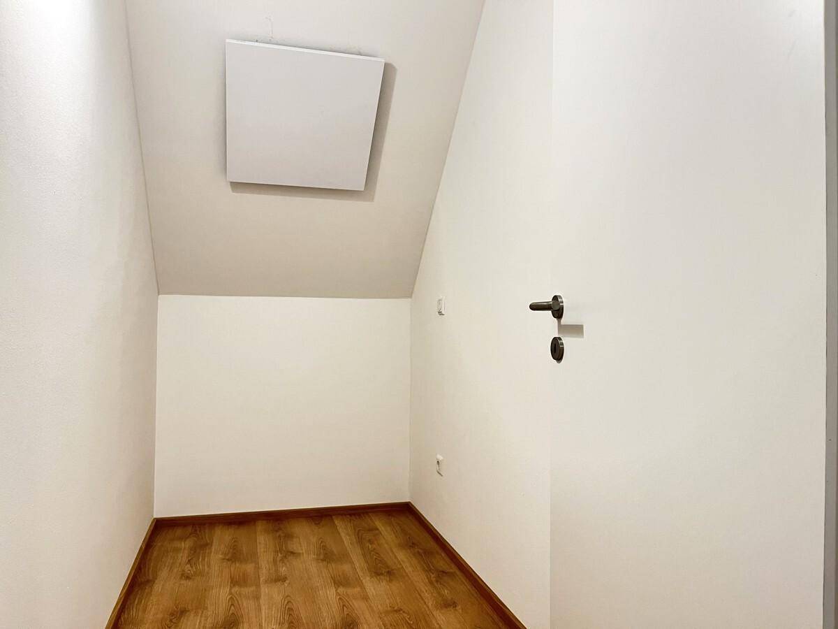 Kleiner Abstellraum mit Dachschräge und Laminatboden, ideal für zusätzlichen Stauraum.