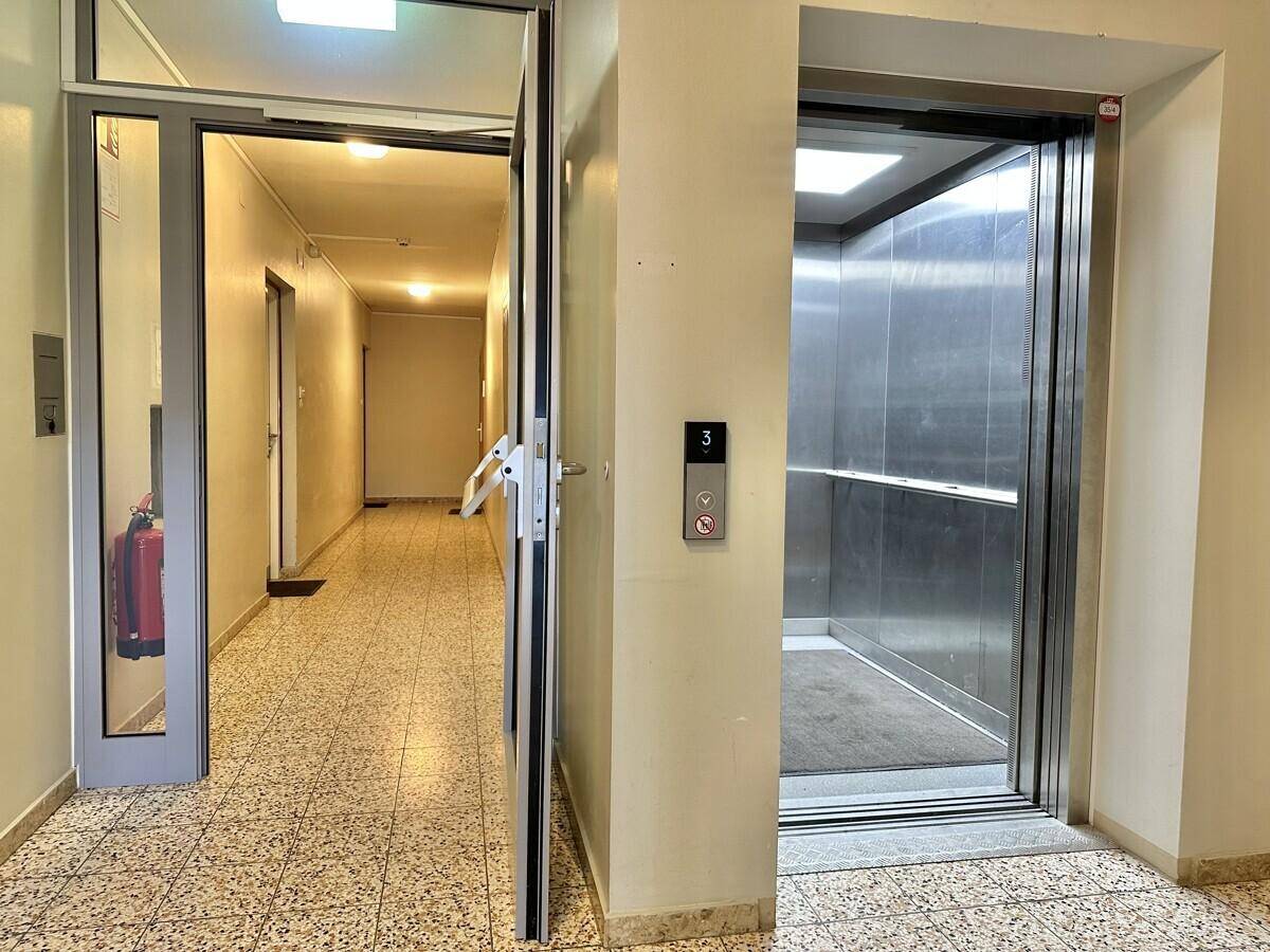 Heller Flur im Gebäude mit modernem Aufzug für bequemen Zugang zu den Etagen.