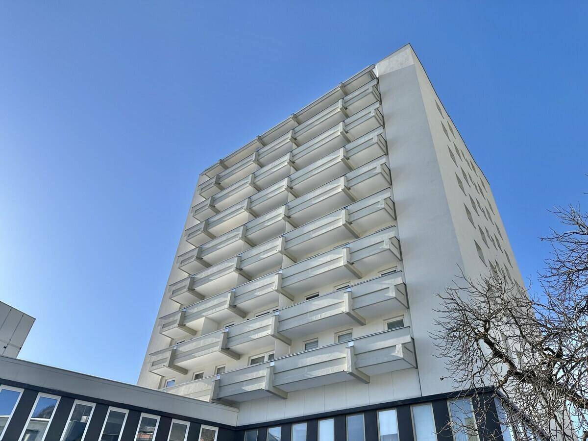 Modernes Hochhaus mit zahlreichen Balkonen und klarer Architektur.