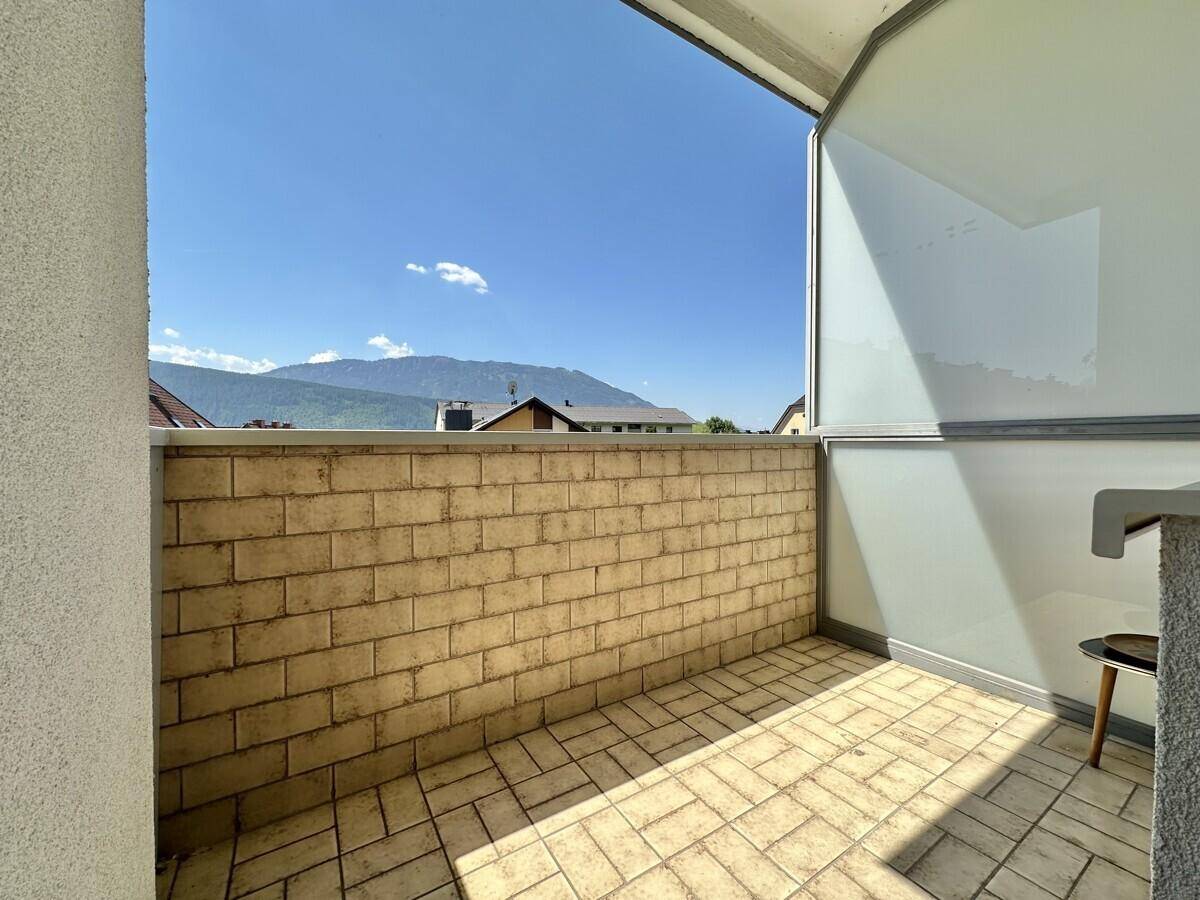 Balkon mit Bergblick und gemauertem Geländer, ideal für entspannte Stunden im Freien.