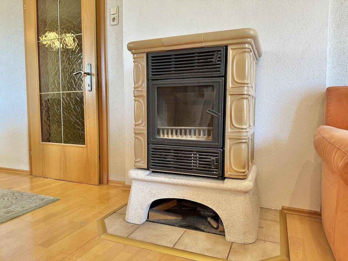 Kachelofen im Wohnzimmer, der eine gemütliche und warme Atmosphäre schafft.