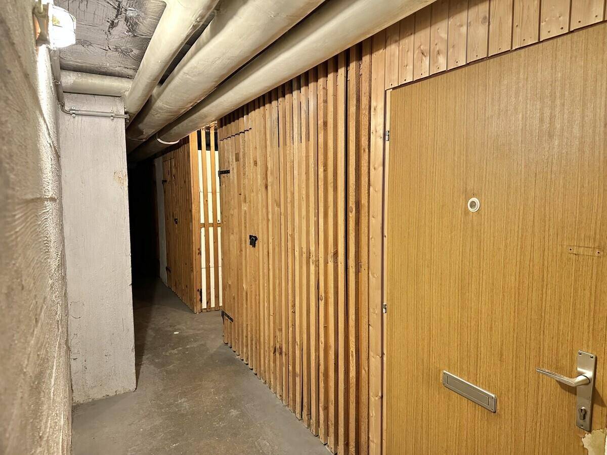 Kellergang mit individuellen Holzverschlägen für zusätzlichen Stauraum der Bewohner.