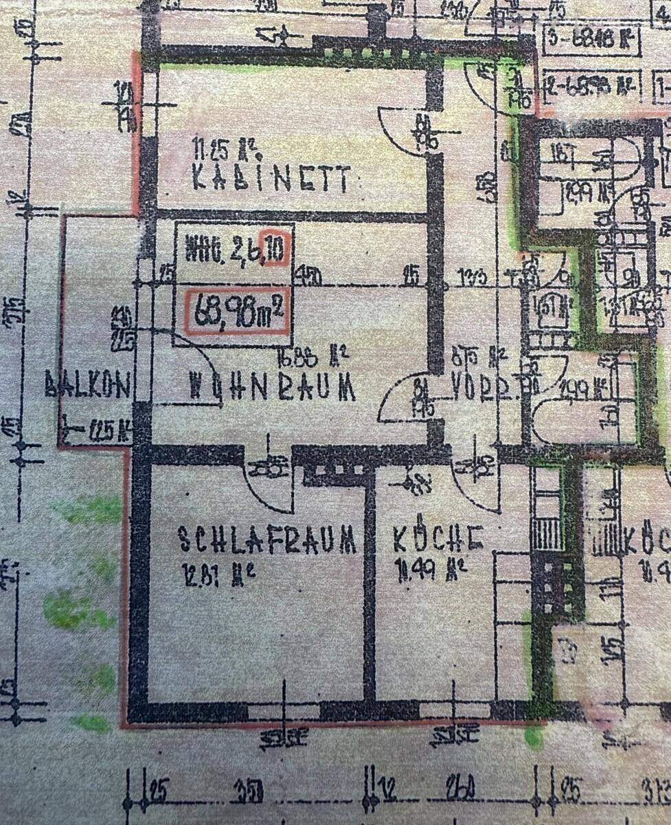 Grundriss einer Wohnung mit Wohnraum, Schlafzimmer, Küche und Balkon.