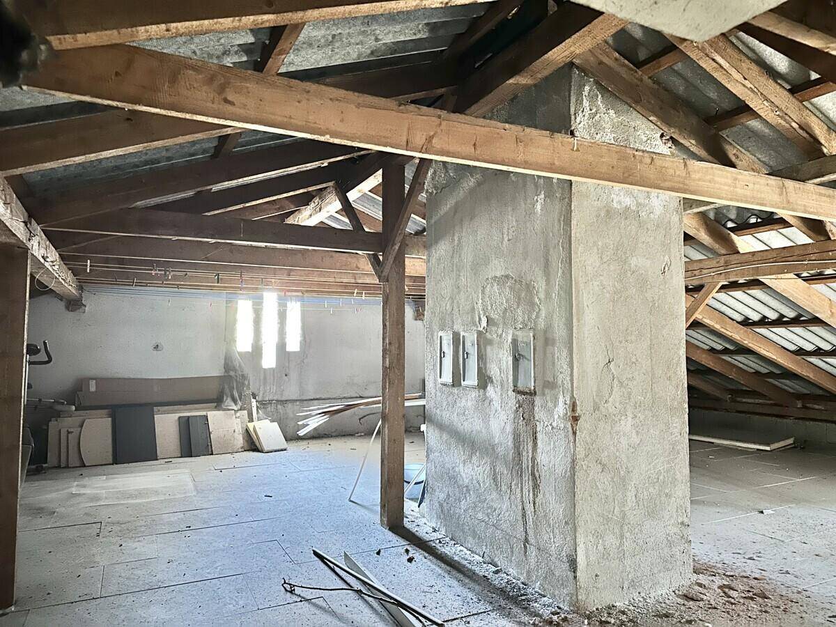 Unausgebauter Dachboden mit sichtbaren Holzbalken und Dachkonstruktion.