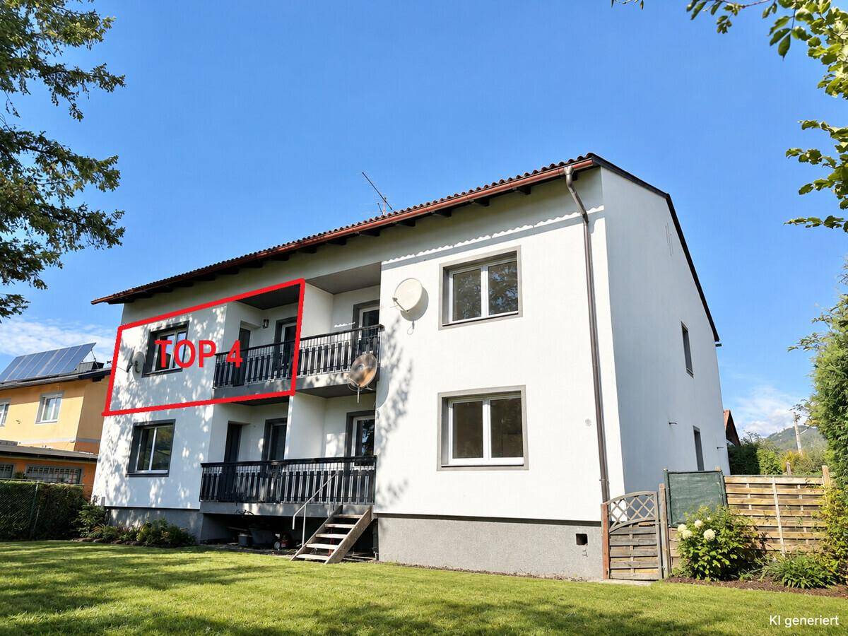 Rückansicht eines Wohnhauses mit Balkonen, Garten und markierter Wohneinheit.