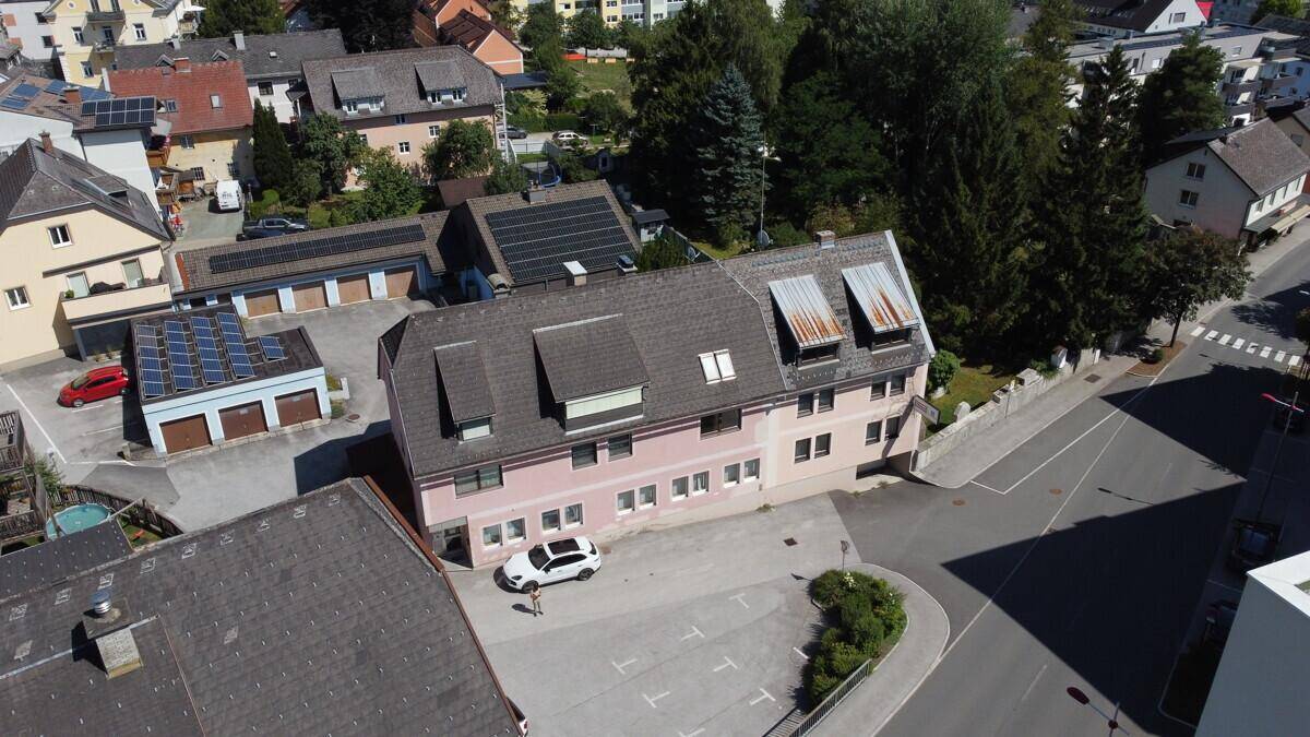 Weitläufige Luftaufnahme des Gebäudes in einer ländlichen Siedlung mit vielen Dächern.