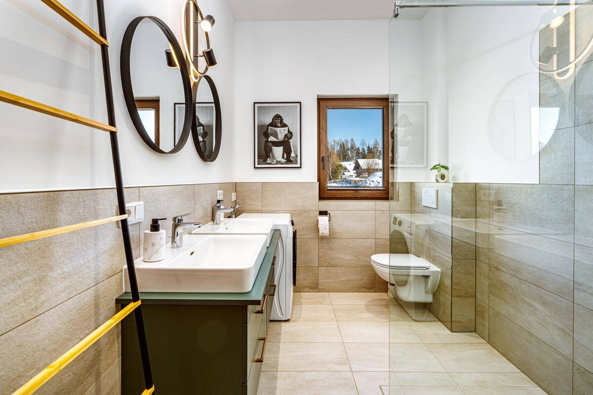 Modernes Badezimmer mit Doppelwaschbecken, begehbarer Dusche und Fenster mit Ausblick.