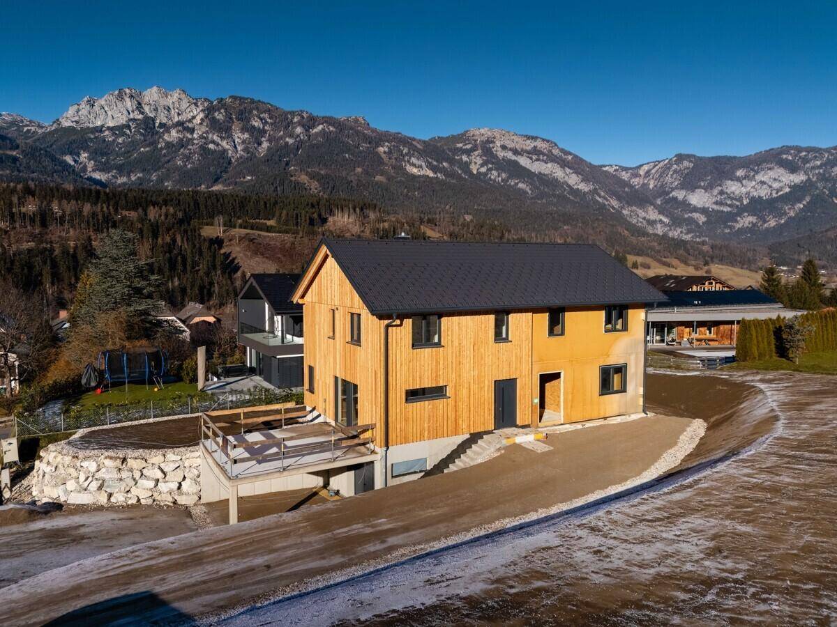 Neubau-Einfamilienhaus in Holzbauweise mit Bergblick und moderner Architektur.