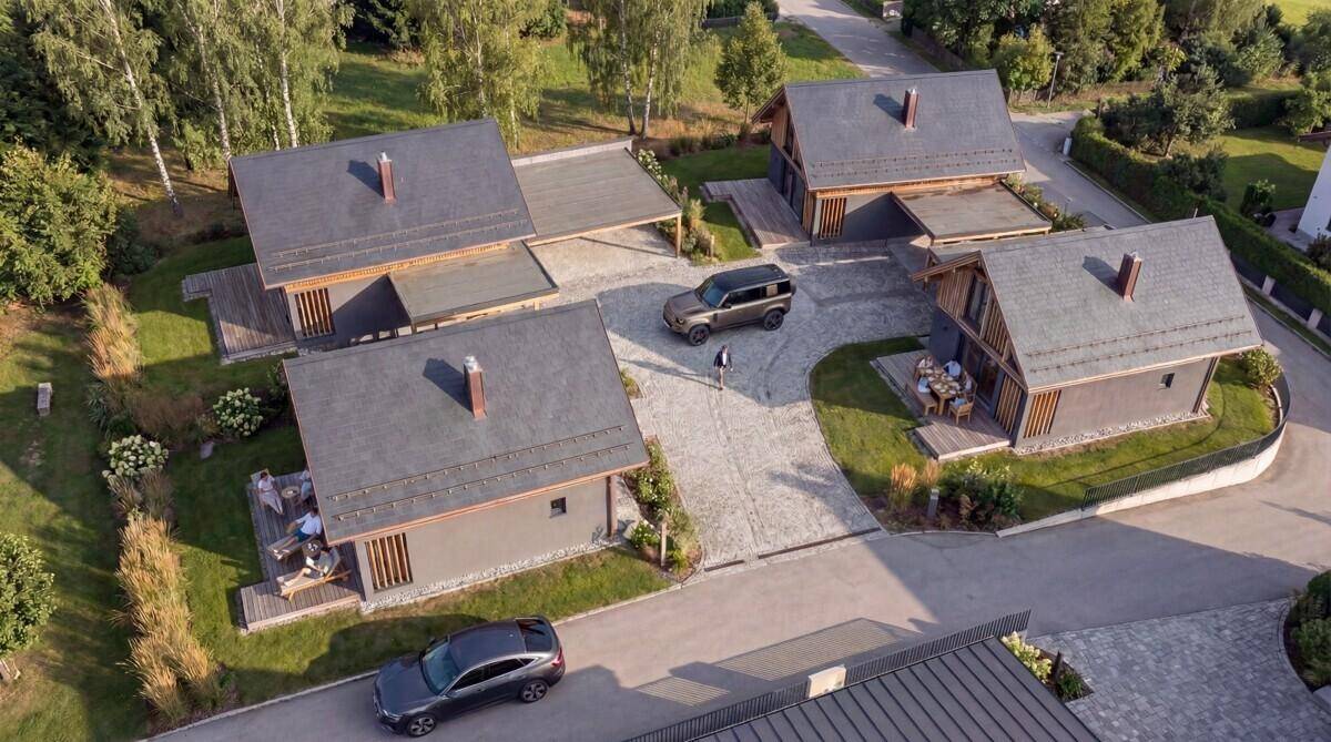 Vogelperspektive einer Wohnanlage mit mehreren modernen Einfamilienhäusern und Zufahrten.