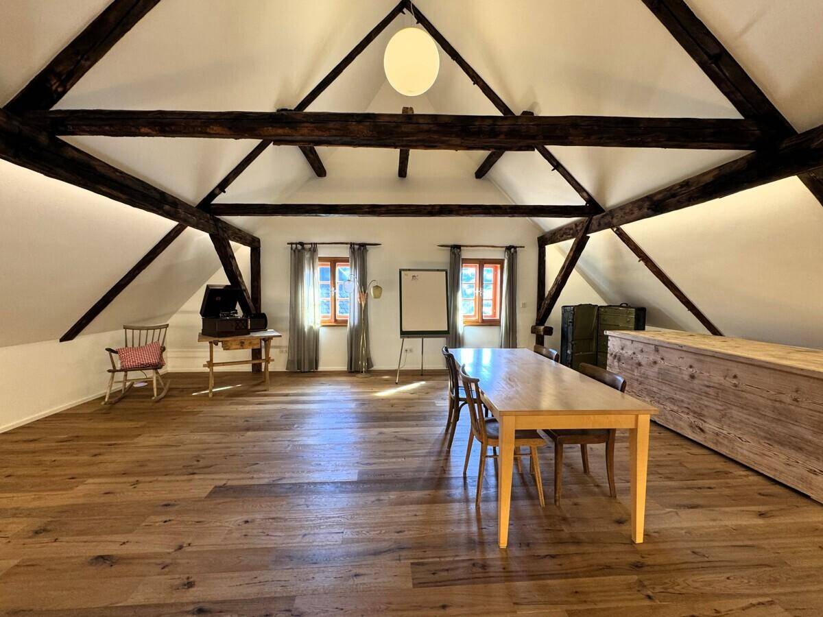 Großer, heller Dachboden mit Holzbalken, Holzdielenboden und vielseitiger Nutzungsmöglichkeit.