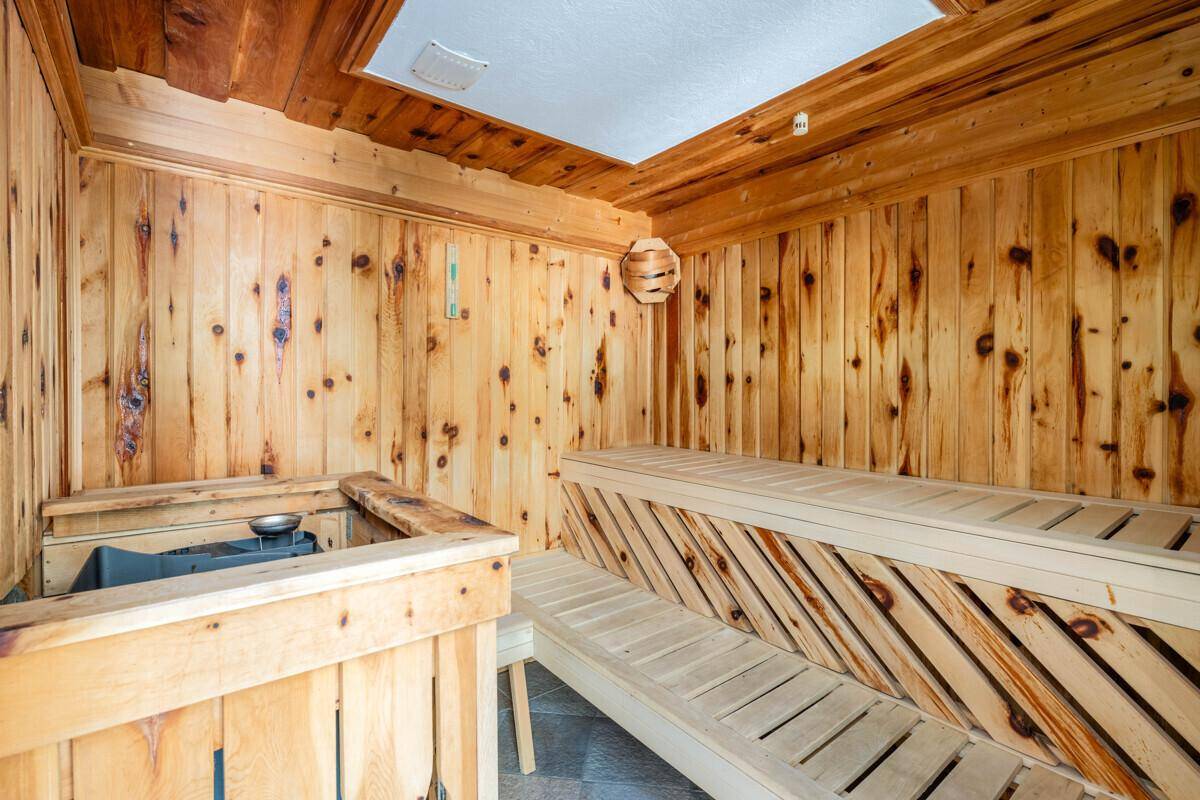 Saunaraum mit Holzverkleidung und Holzbänken, bereit für entspannende Momente.