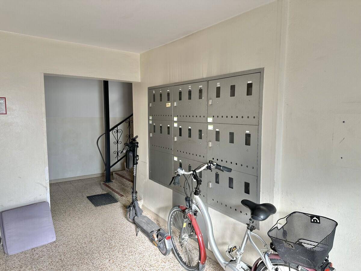 Eingangsbereich des Gebäudes mit Briefkästen und Abstellmöglichkeiten für Fahrräder.