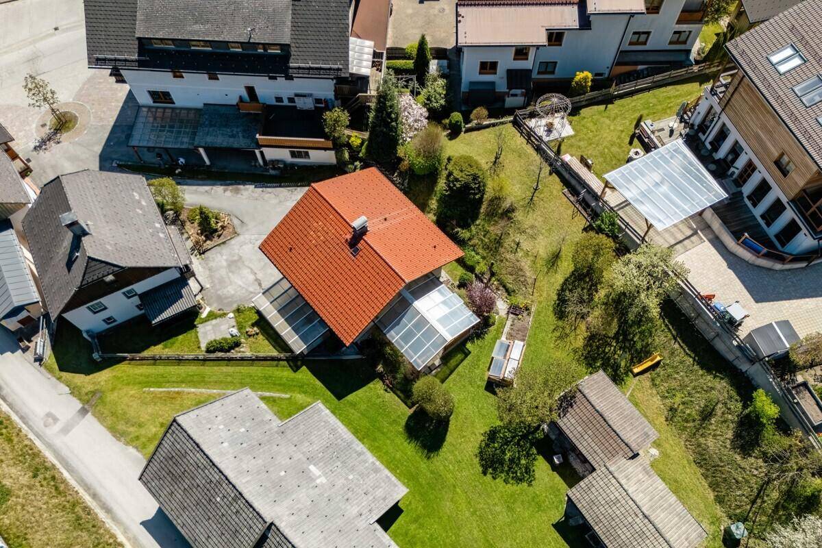 Luftaufnahme des Anwesens mit Haus, Garten und umliegenden Gebäuden in ländlicher Umgebung.