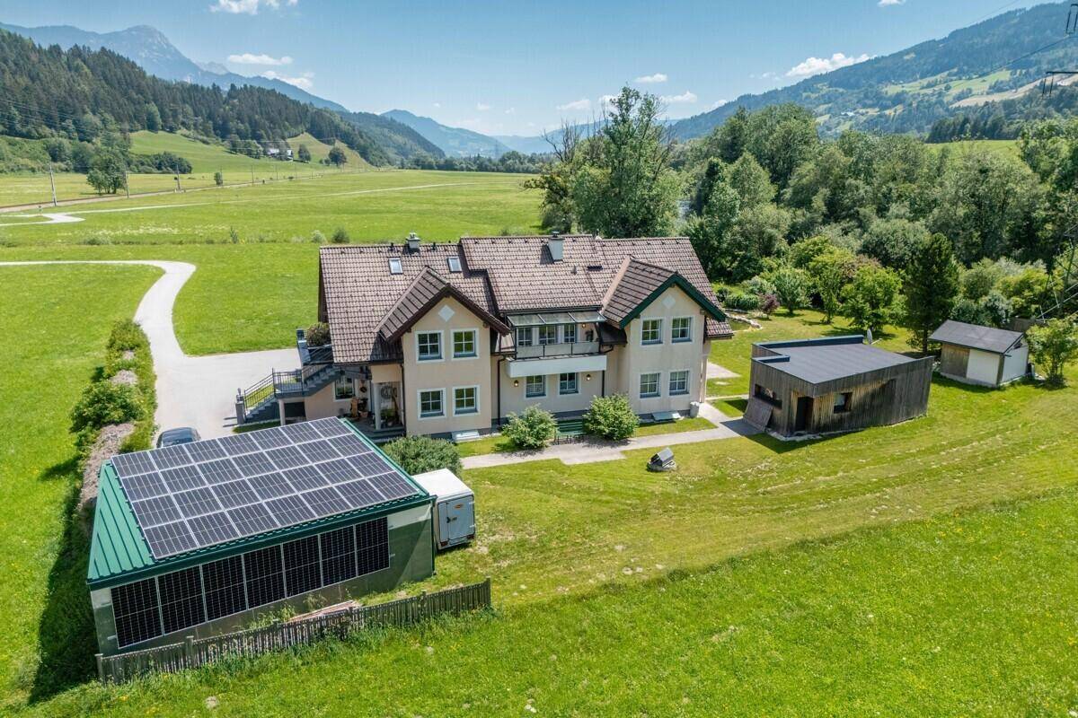 Großzügiges Anwesen in den Bergen mit Photovoltaikanlage und weitem Blick.