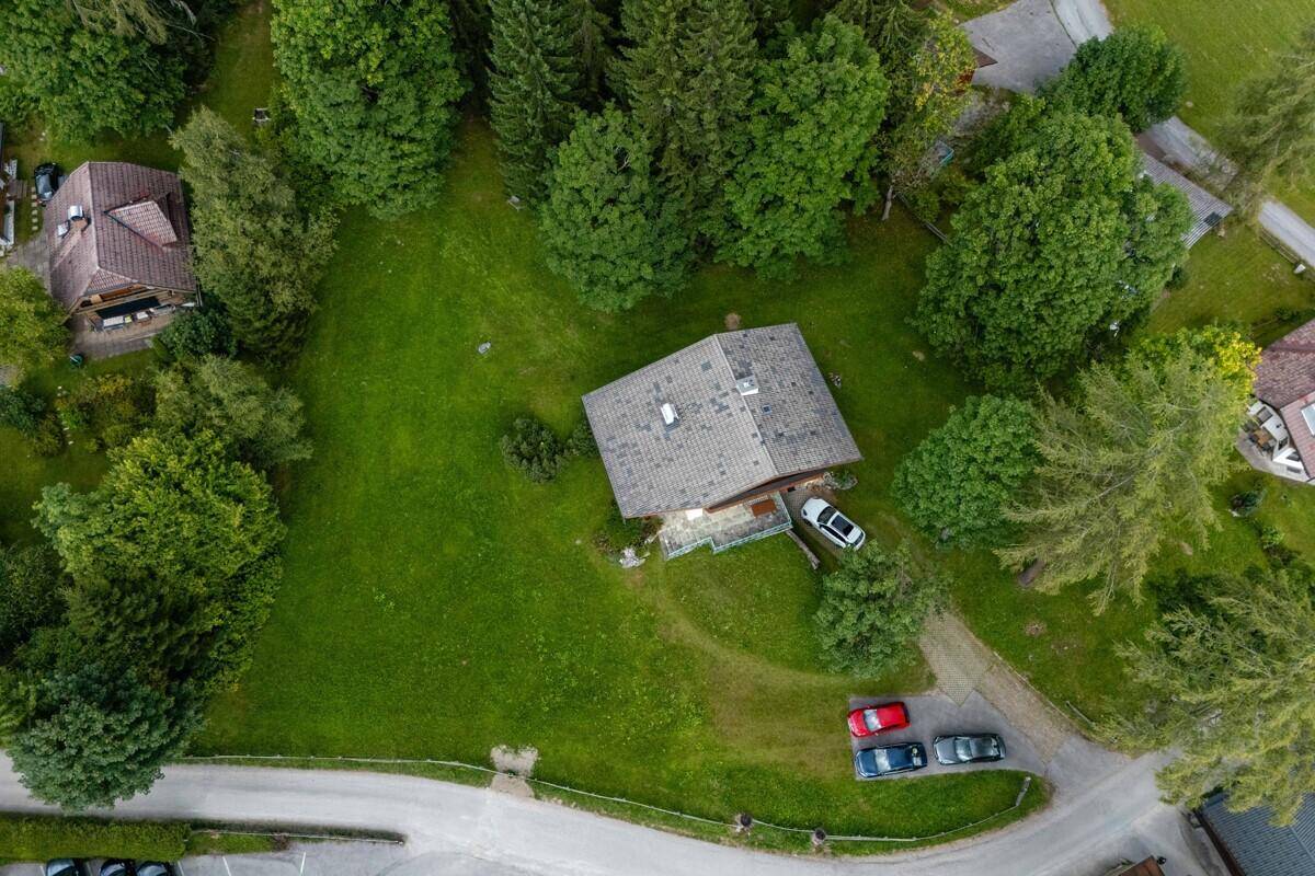 Luftaufnahme eines Anwesens mit umliegenden Bäumen, Straßen und weiteren Häusern in ländlicher Umgebung.