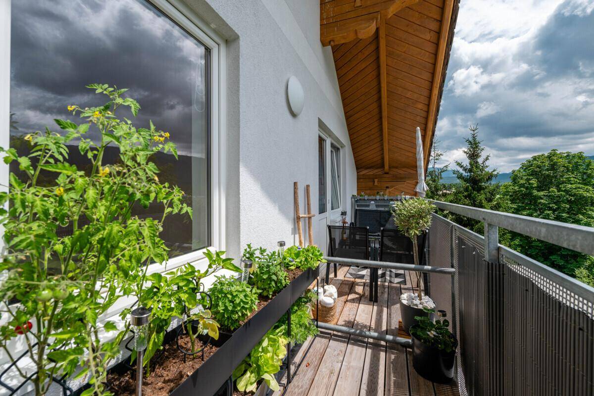 Kleiner Balkon mit Pflanzen und Sitzgelegenheiten, bietet einen schönen Ausblick.