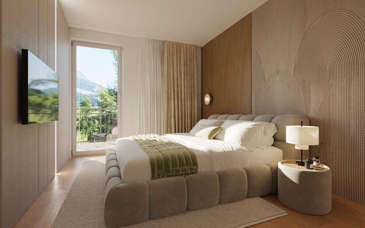 Modernes Schlafzimmer mit Doppelbett, Holzboden und Balkonzugang mit Blick auf die Berge.