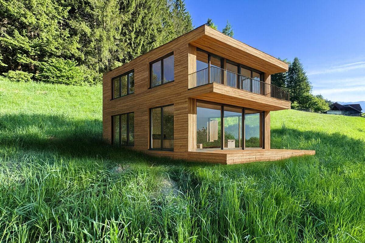 Modernes Holzhaus mit großen Glasfronten und Balkon, umgeben von einer weitläufigen grünen Wiese.
