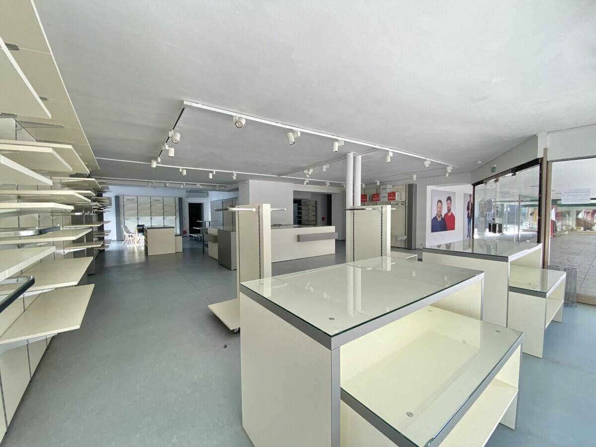 Weitläufiger Verkaufsraum mit modernen Präsentationsflächen, Glasvitrinen und flexibler Beleuchtung.