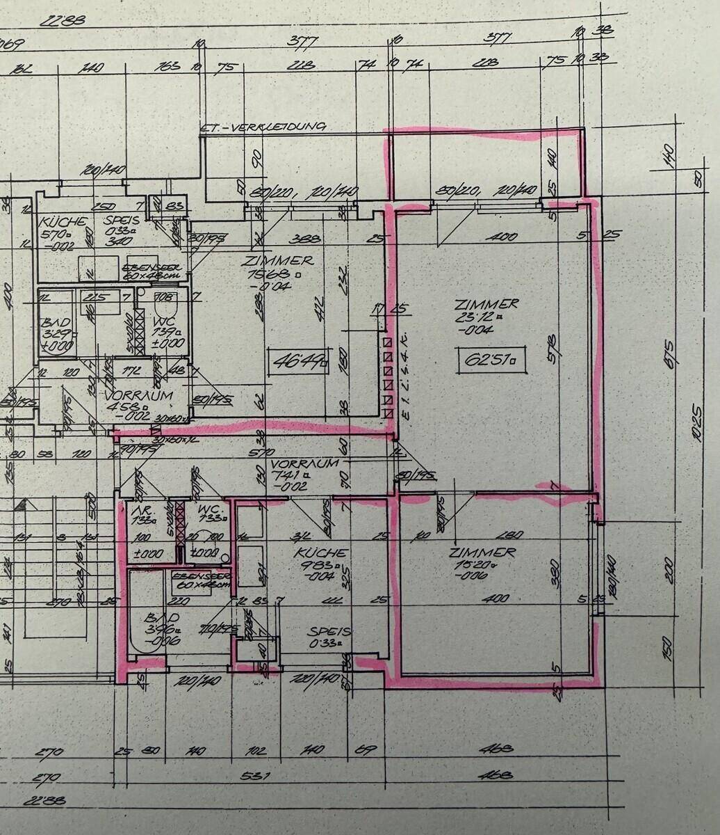 Detaillierter Grundrissplan einer Wohnung mit mehreren Zimmern, Küche, Bädern, separaten WCs und Speisekammer.