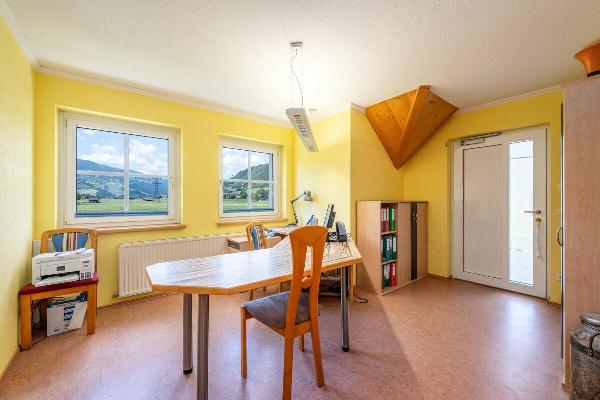 Helles Büro mit Korkboden, Schreibtisch und Fenstern mit weitem Blick in die Landschaft.