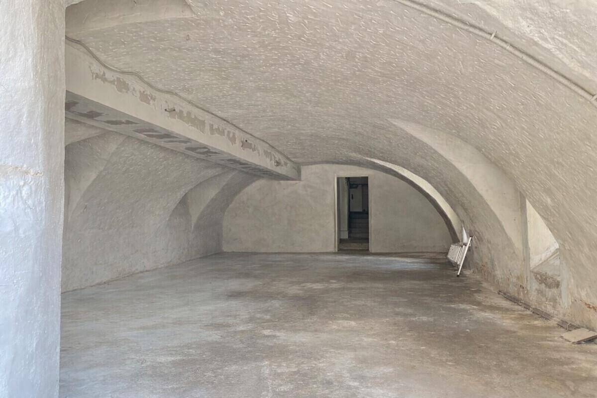 Geräumiger Kellerraum mit Gewölbedecke und Betonboden, bereit für den Ausbau.